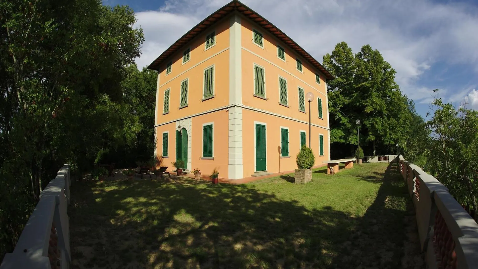 Lovely Holiday Home In Montefiridolfi With Hill View