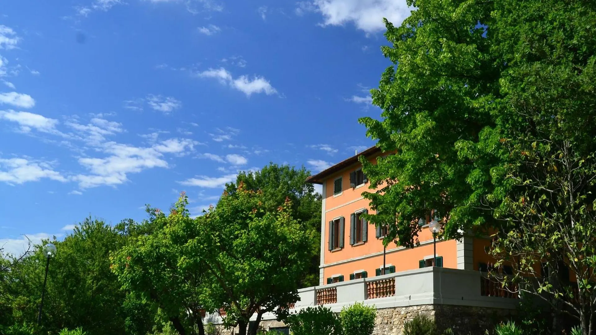 Lovely Holiday Home In Montefiridolfi With Hill View